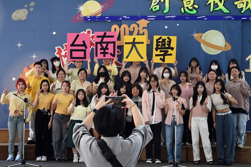 南大期望學生能在傳唱校歌的過程中，結合創意與活力，延續人文與科技兼容的精神