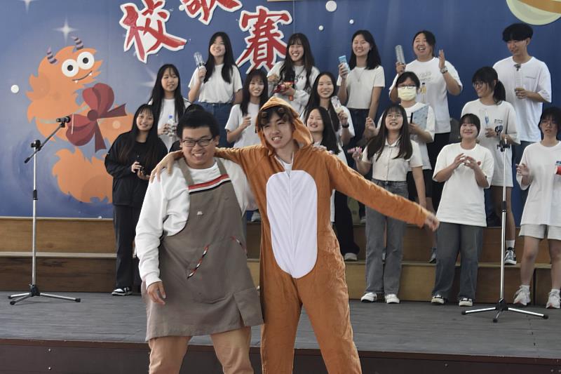 南大幼教一甲則以唱遊與卡通玩偶帶來童趣演出，充滿活力與笑聲