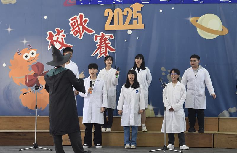 南大生科系穿著實驗服演唱「琵鷺翱翔，曾溪泱泱」，風格獨具，並由導師一同登台擔任指揮