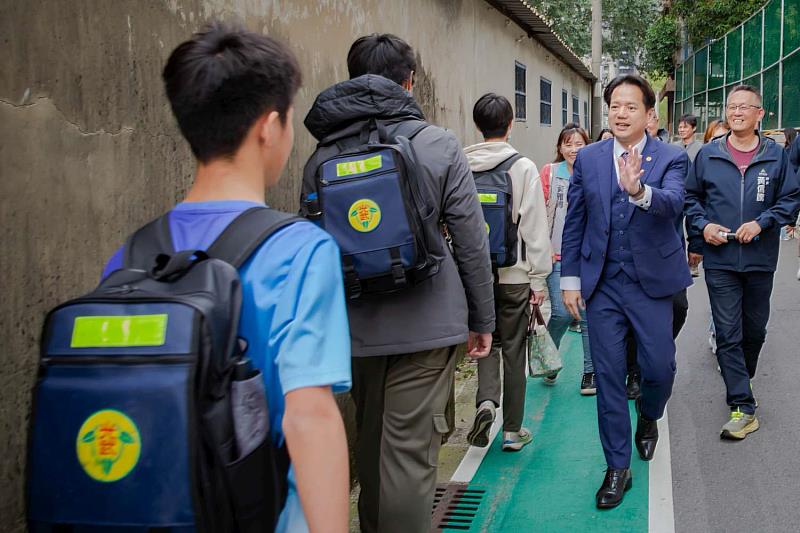 邱臣遠代理市長與熱情學生揮手致意。