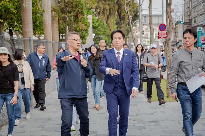 校長黃信騰解說通學步道視察情況。