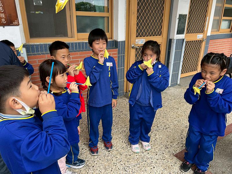 文昌國小學童體驗紙火箭