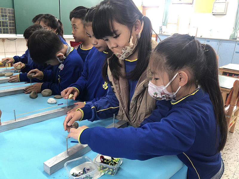 文昌國小學童在大葉大學師生帶領下開心玩科學