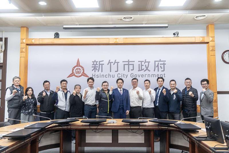 竹市府召開產業座談會,  代理市長邱臣遠與會人士共同合影。