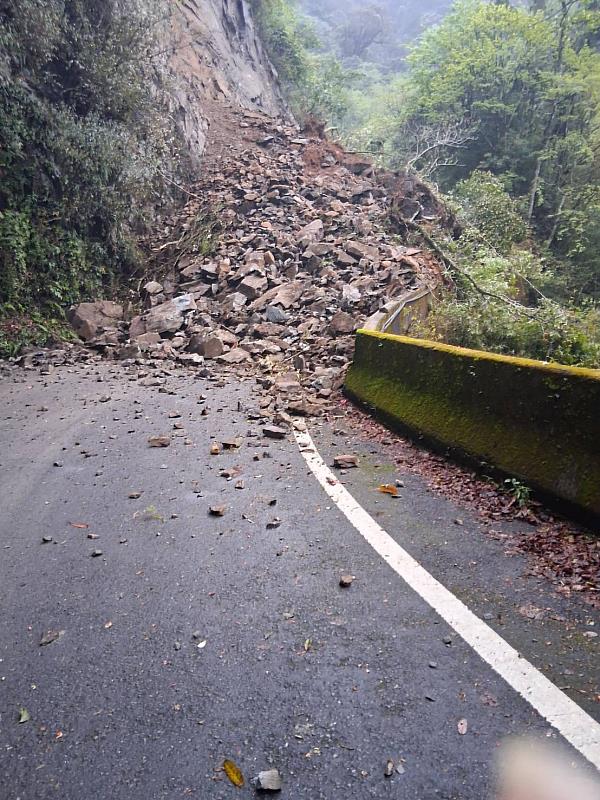 大雪山林道29.4K土石崩落無法通行