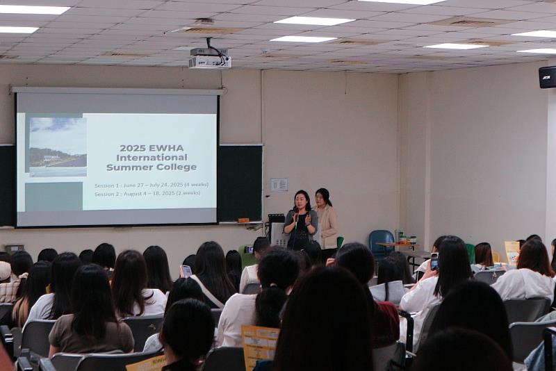 韓國梨花女子大學國際事務處執行長權紹榮，介紹該校暑期短期交換項目。