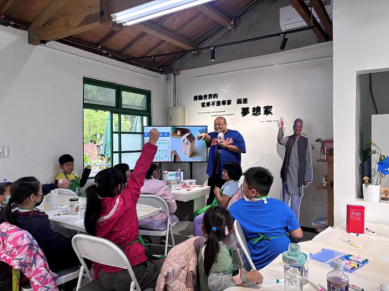 曾明騰老師分享如何製作個人的夢想存錢筒。