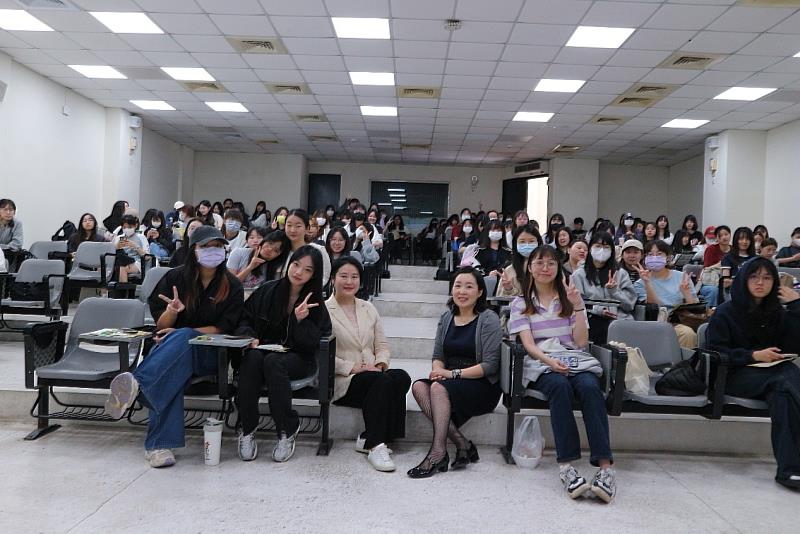 韓國梨花女子大學國際事務處執行長權紹榮(坐台階者右)、國際事務處助理Seo Yeji(坐台階者左)，與亞大同學合影。