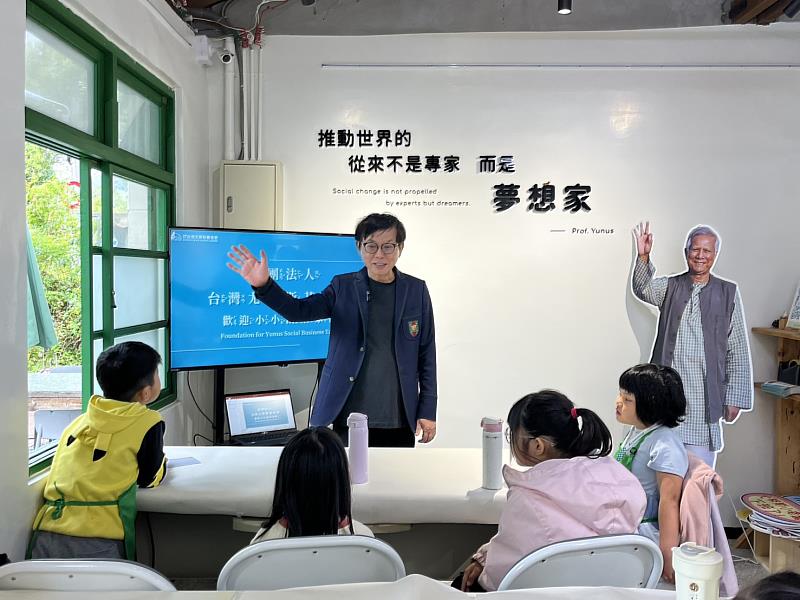 台灣尤努斯基金會董事天使王國良於活動與小朋友分享創業小故事。