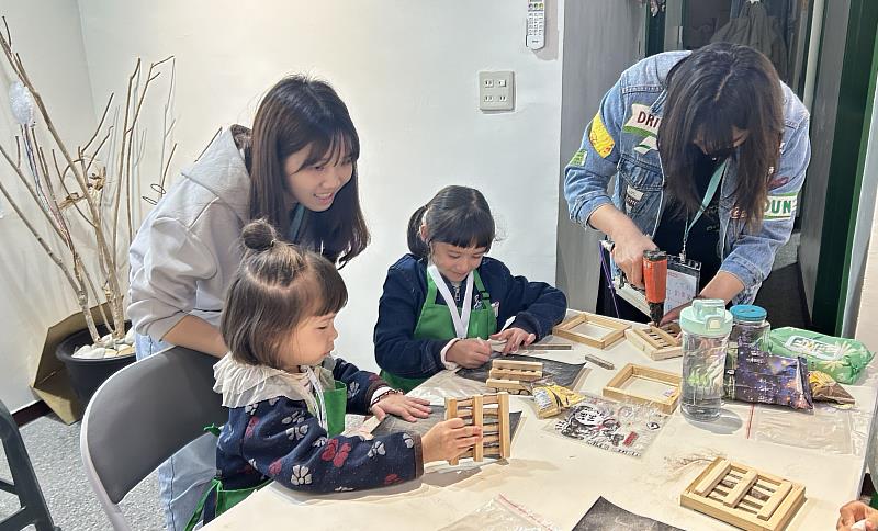 小朋友們學習DIY木棧板杯墊,親手啟發潛能。