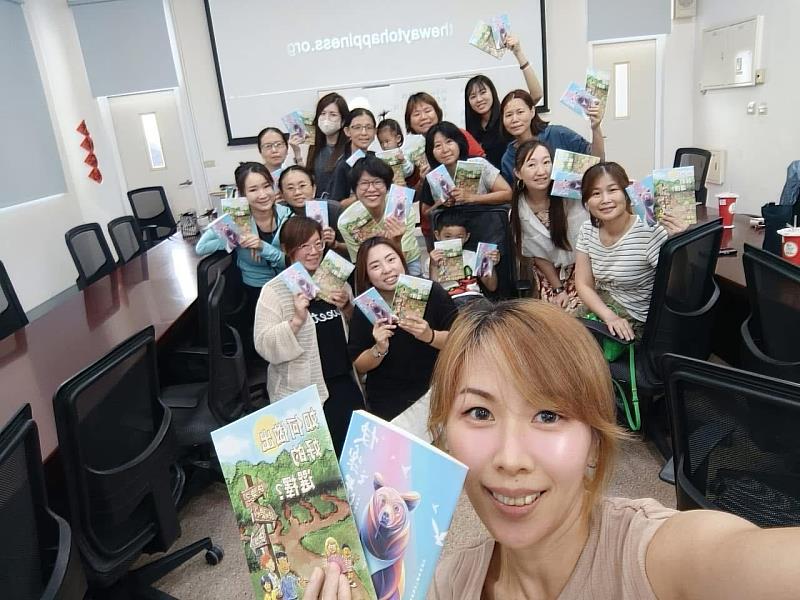 精忠國小閱讀志工團推廣閱讀