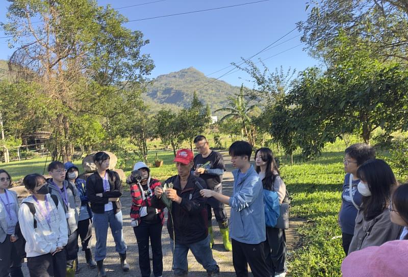 高醫大那瑪夏學課程強調以地方為師,以那瑪夏的自然生態、族群文化與地方知識為基礎,設計出兼具人文與科學素養的學習模式