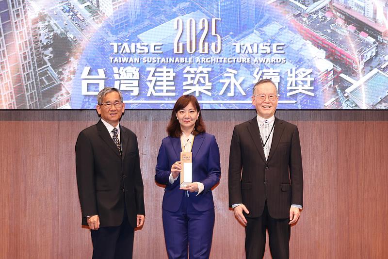 臺北南山廣場獲首屆「TwSAA台灣建築永續獎」建案類金級肯定,由內政部建築研究所所長王榮進(左)、台灣永續能源研究基金會董事長簡又新(右)頒發獎章給南山人壽不動產部副總經理林定潔(中)。