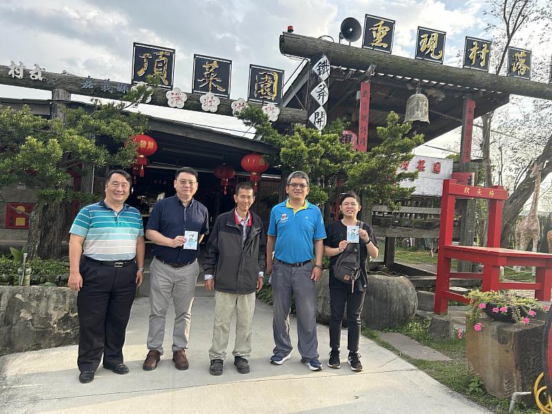 南華大學科技學院執行USR計畫,陳柏青院長(左2)率團隊至頂菜園農村博物館參訪交流,並與理事長陳明惠(中)合影。
