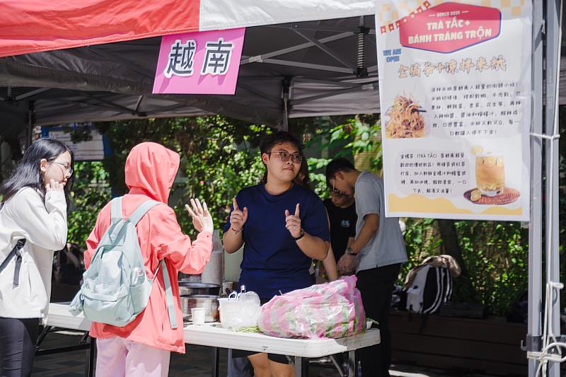 來自各國不同的傳統美食，讓校園內飄香濃濃的異國風味。