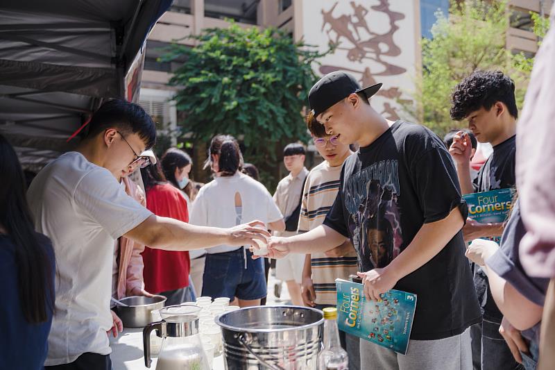 美食攤位集合不同國家的經典佳餚，吸引全校師生踴躍捧場。