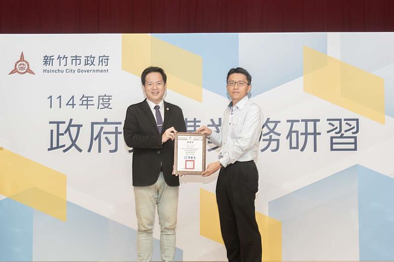 代理市長邱臣遠贈感謝狀予講師張志偉。