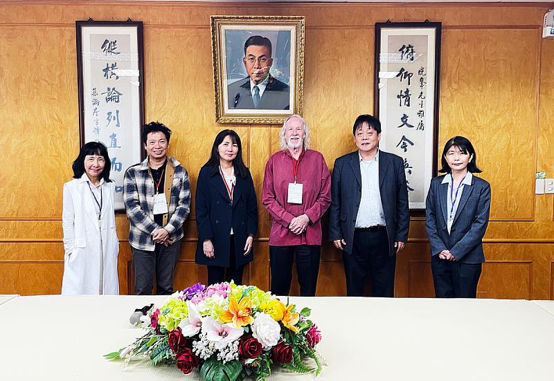 左起郭瓊瑩教授 (景觀系前系主任、前 IFLA亞太區主席)吳忠勳景觀建築師 (IFLA-台灣審查委員-業界代表)吳佩玲副教授 (IFLA-台灣審查委員-教育界代表)Mike Barthelmeh 教授 (IFLA亞太區教育委員會代表)、王子奇校長、景觀系主任張琪如教授。