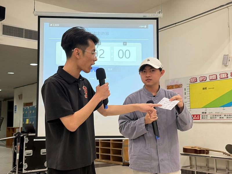 主持人胡文超同學（右）與翻譯黃越龍同學（左）連袂主持活動，雙語說明活動內容。