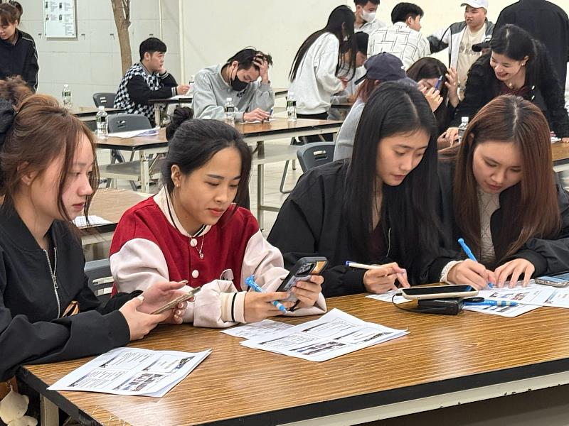 越南學生分組討論,活動氣氛熱絡。