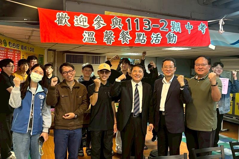 許泰文校長於第二餐廳與學生宿舍自治幹部合影