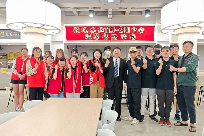許泰文校長於第一餐廳與學生宿舍自治幹部合影