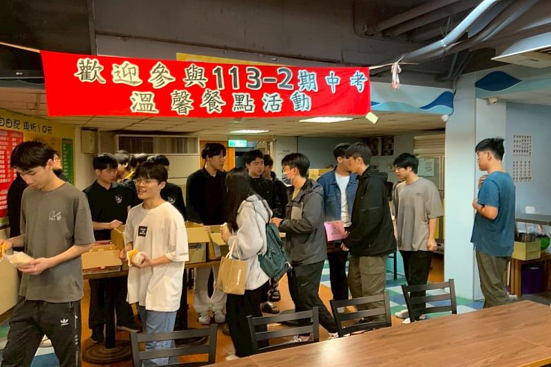 海大學生們井然有序的排隊取餐