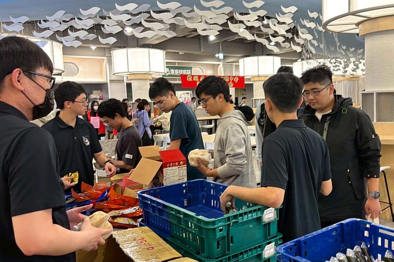 海大學生們井然有序的排隊取餐