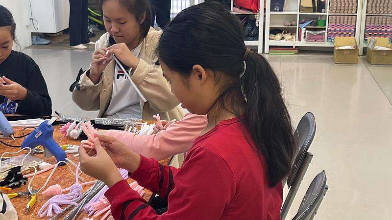 學員扭毛根過程