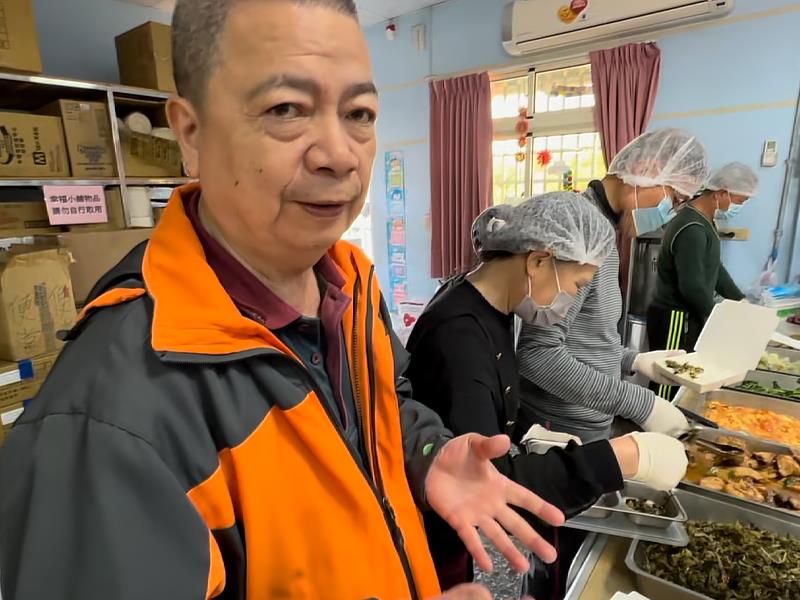 彰化縣社頭湳底社區總幹事劉景琨說明每日弱勢戶午餐送餐流程【頂新和德文教基金會提供】