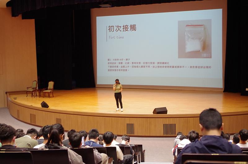 講師說明初次接觸藥品的經過