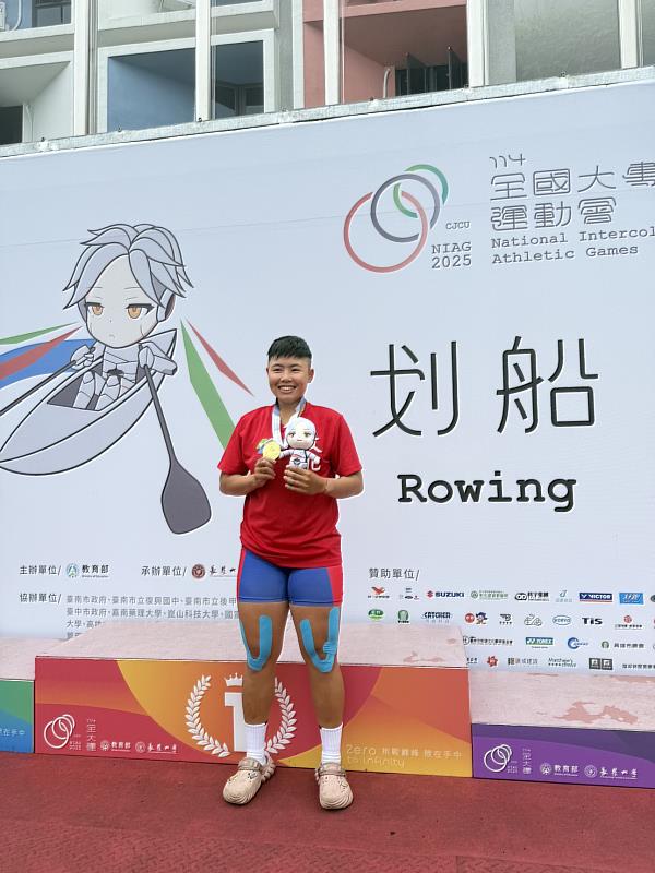 温鏡央分別在「公開女生組單人雙槳」、「公開女生組四人雙槳」及「公開女生組雙人雙槳」三項賽事中勇奪金牌。