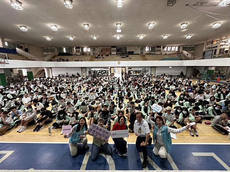 沈永昆校長講師蔣琬斯及學生大合照
