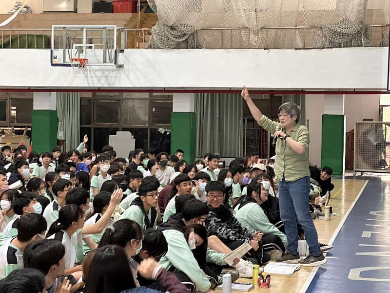 蔣琬斯老師與學生互動