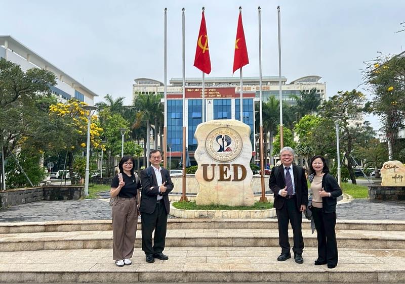 潘文福院長帶領團隊於越南峴港教育大學交流留影。