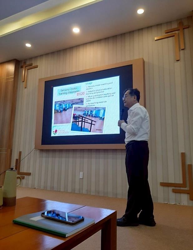 楊熾康主任於會議上進行特殊教育領域專業分享及招生介紹。