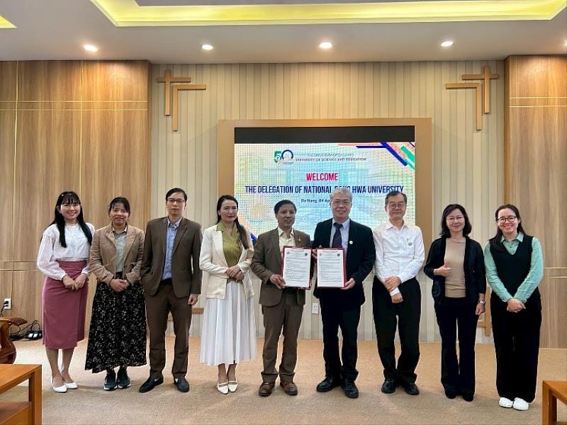 花師教育學院與峴港教育大學(UED)簽訂學術交流協議（右4潘文福院長，右3楊熾康主任，右2林鳯貞教授）。