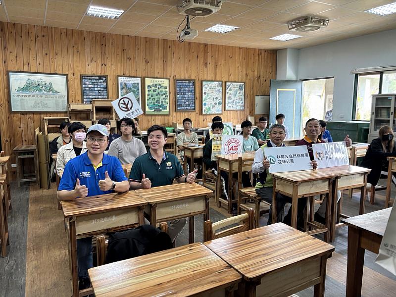國產柳杉桌椅走進教室,花蓮分署攜手花農打造永續低碳學習環境。