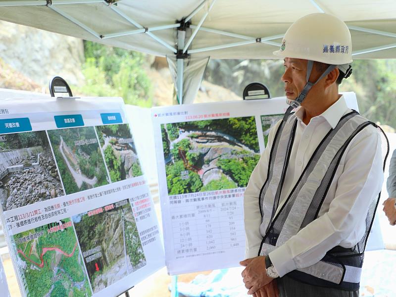 翁章梁縣長視察中埔鄉嘉141線崩塌地復建工程