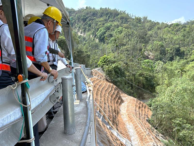 翁章梁縣長視察中埔鄉嘉141線崩塌地復建工程