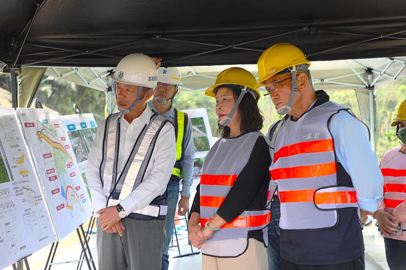 翁章梁縣長視察中埔鄉嘉141線崩塌地復建工程