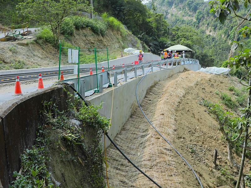 翁章梁縣長視察中埔鄉嘉141線崩塌地復建工程