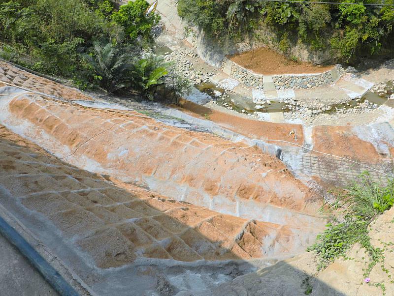 翁章梁縣長視察中埔鄉嘉141線崩塌地復建工程