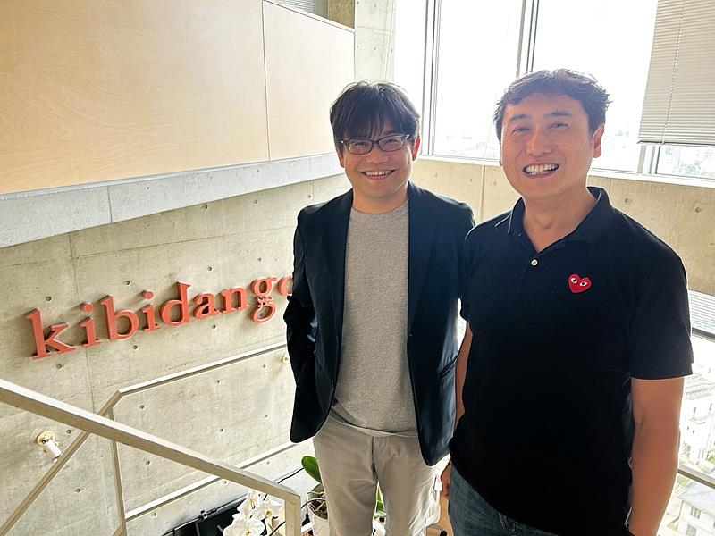 有你共創總經理林倫慶（左）與 kibidango 社長松崎良太（右）將攜手推動日本與國際市場的創新提案與品牌發展。圖／有你共創提供