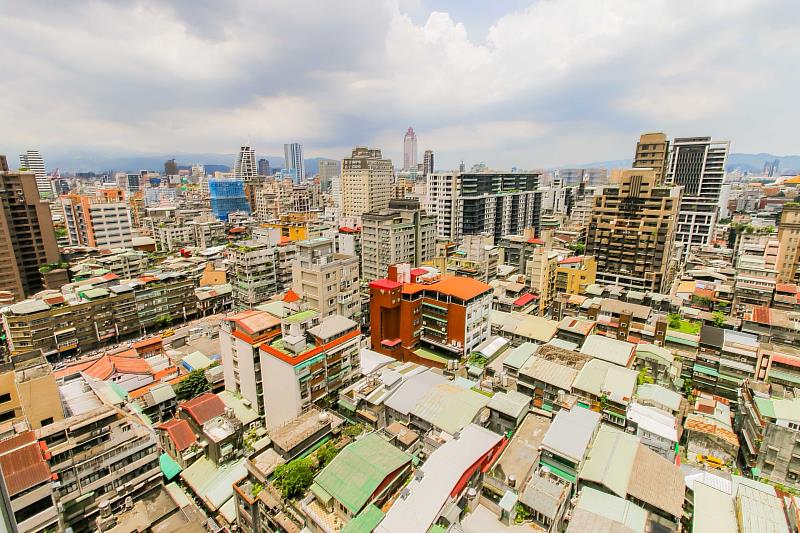 永慶房產集團指出，房貸緊縮和房市政策實施後，雙北地區低總價住宅交易占比明顯增加，顯示自住族群已成為當前房市主力。(房市示意圖)