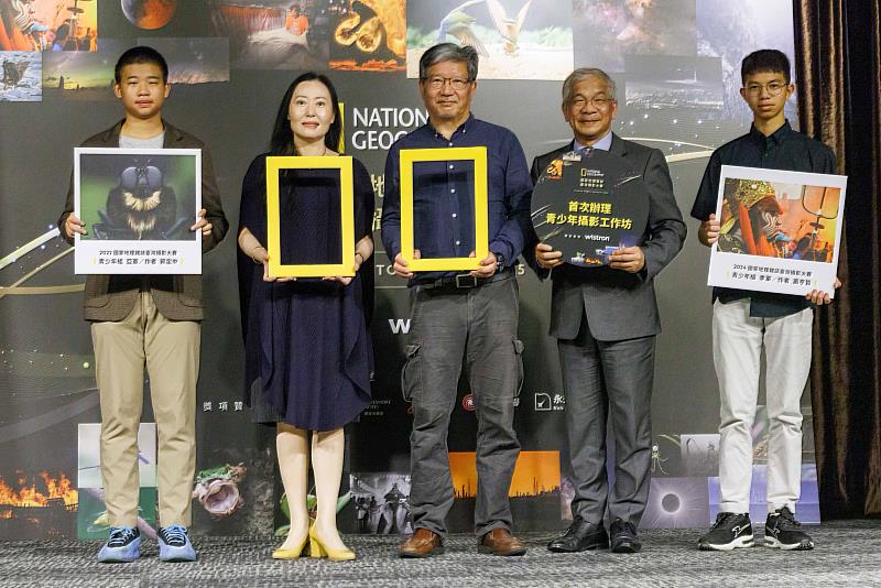 世新大學攜手《國家地理》雜誌，首度推出專為青少年打造的三天兩夜攝影工作坊。左起2022國家地理雜誌臺灣攝影大賽青少年組亞軍郭定中、緯創人文基金會執行長周文玲、《國家地理》雜誌總編輯李永適、世新大學校長陳清河、2024國家地理雜誌臺灣攝影大賽青少年組季軍蕭亨哲。（世新大學提供）