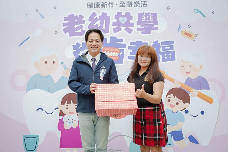 .代理市長邱臣遠致贈小朋友潔牙清潔組。