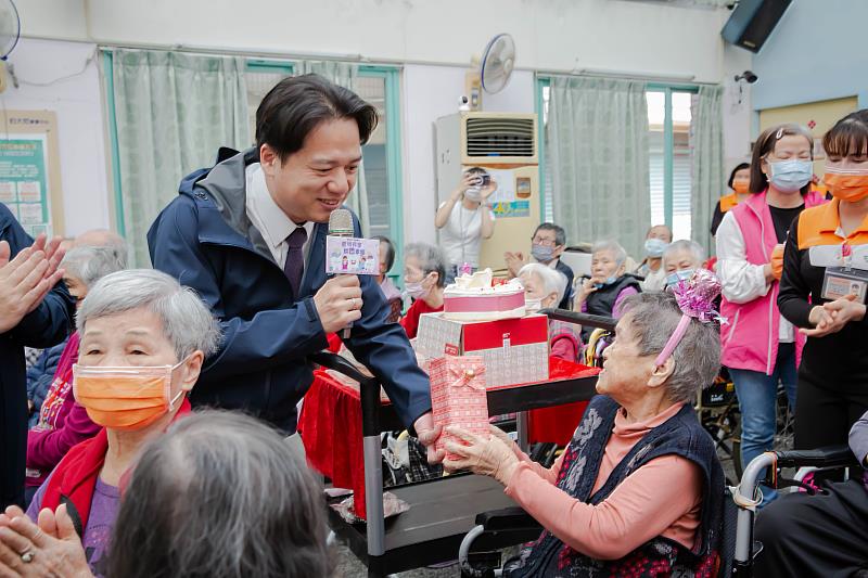 邱代理市長在現場為適逢百歲的的傅奶奶慶生送上祝福。