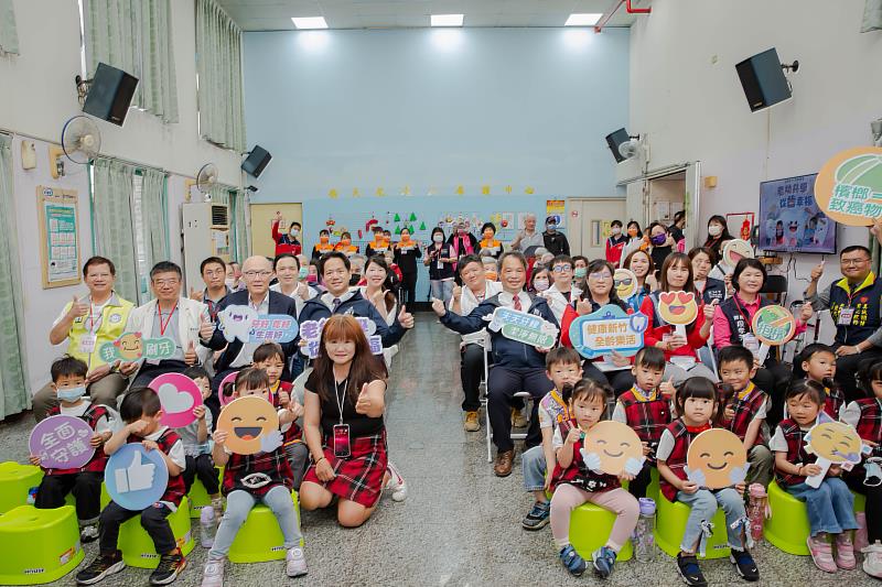 新竹市政府今日在伯大尼老人養護中心，舉辦「健康新竹・全齡樂活–老幼共學・從齒幸福」活動。