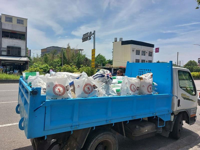 民眾集中運送農藥空瓶到站回收。